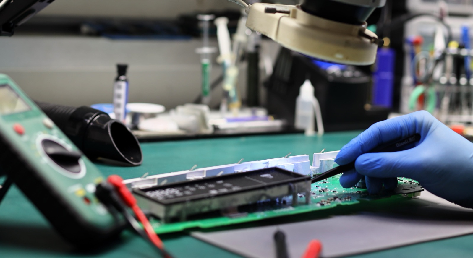 Mikroskop-Arbeitsplatz in der Werkstatt von KM Elektronik Recklinghausen — Mikrolöten und Platinen-Reparatur