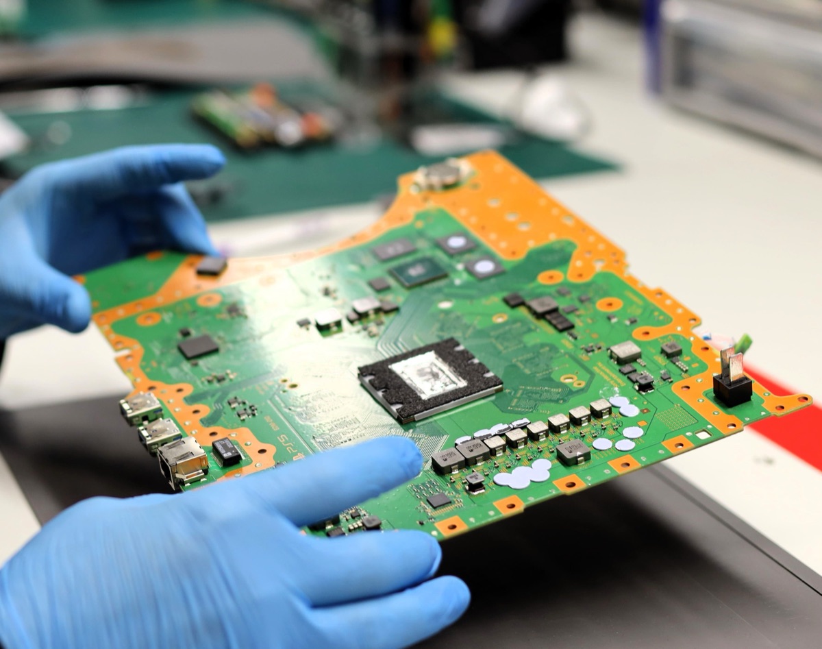 PS5 Mainboard in der Werkstatt von KM Elektronik — Mikrolöt-Reparatur